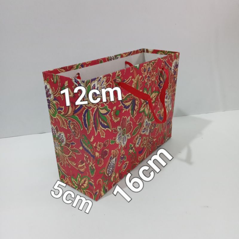

paperbag batik motif bunga ukuran (16×5×12)cm isi 12pcs/pack