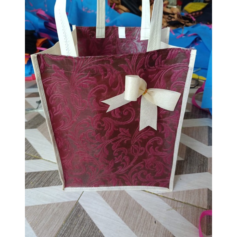 

Diskon Seru 1 LUSIN 12 PCS GOODIEBAG TAS HAJATAN MOTIF EMBOS PITA 22x22 CM TINGGI 25cm BERPEREKAT TAS NASI BOX TAS WALIMAHAN TAS RAMAH LINGKUNGAN TAS SEMINAR