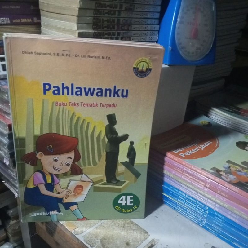 BUKU TEKS TEMATIK TERPADU UNTUK SD KELAS 4 TEMA 4E (PAHLAWANKU) REVISI K13 PENERBIT YUDISTIRA