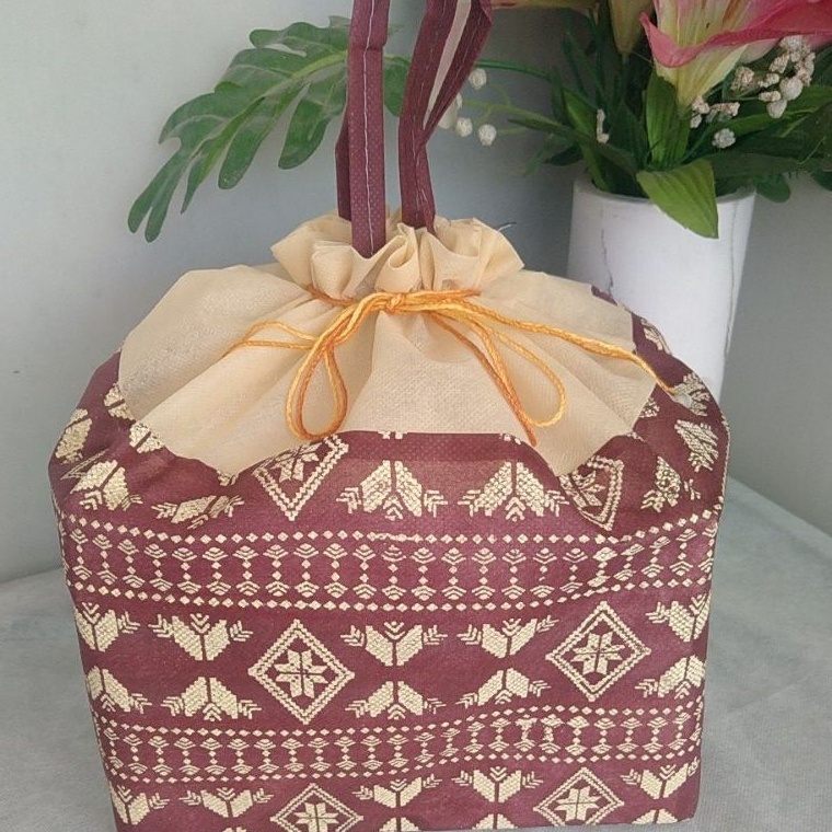 

Promo Harga tas hajatan serut tebal Nusantara maron 22 per lusin