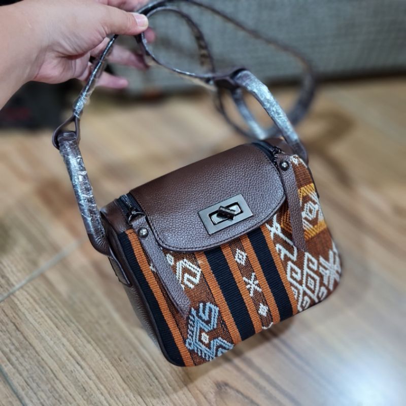 IDIH TAS TENUN NTT, TAS ETNIK, SLING BAG ETNIK, SLING BAG TENUN, SELEMPANG ETNIK, SELEMPANG TENUN