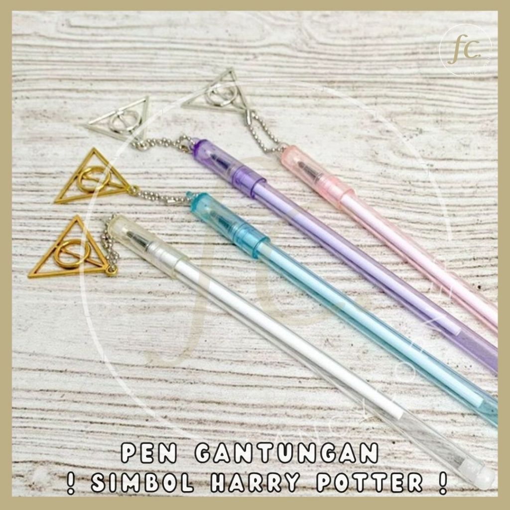 

GROSIR 4 / 8 / 12 pcs / 1 Lusin Pen / Pulpen Gel Tinta Hitam Gantungan Lambang Logo Lingkaran Segitiga Simbol Relikui Kematian Harry Potter Deathly Hallows Symbol PG-1268 Lucu Souvenir Novel Harga Grosir Ready COD