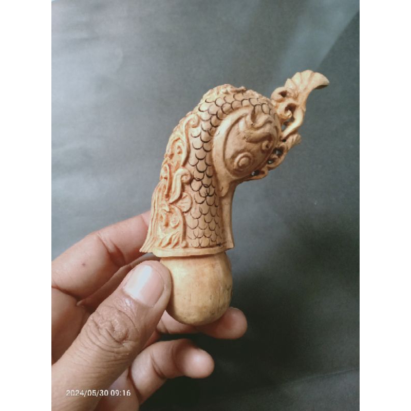 Deder keris ukir kayu sono