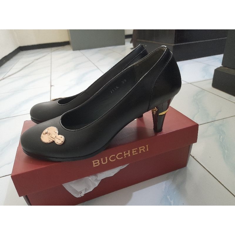 Sepatu Buccheri Hitam Ukuran 39 Hak 5 cm Preloved