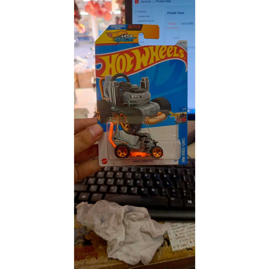 mainan anak hotwheels grass chomper
