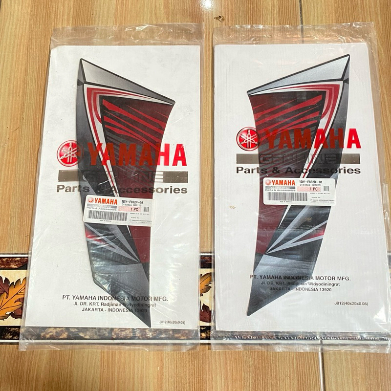 Striping stiker bagian sayap Bawah Yamaha jupiter z1 2012 hitam original YGP