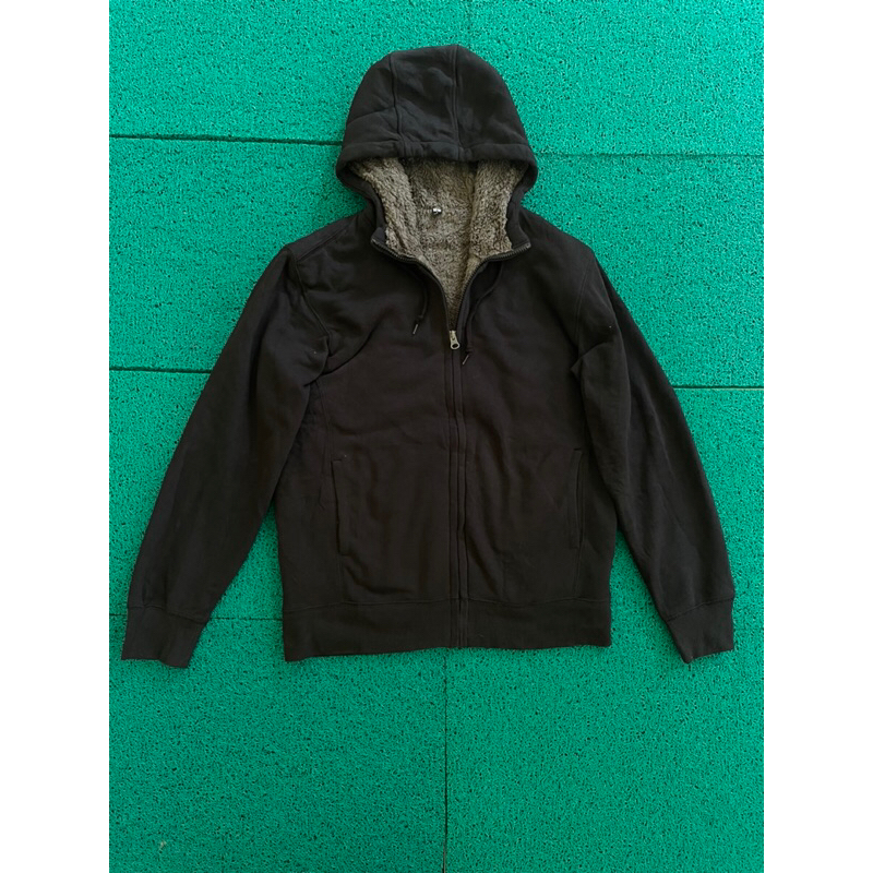 uniqlo sherpa hitam