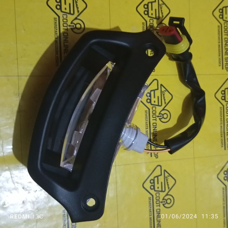 Cover Lampu Spakbor Belakang Set Vespa Matic Sprint Primavera Original Piaggio