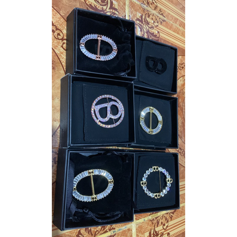 Brooch Buttonscarves || Lavish || Anna Round || Signature Velvet
