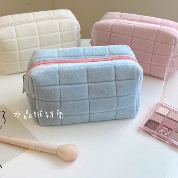 

Laris LITTLE DAISY FURANO Puffy Makeup Pouch Pencil Case Sleting Tempat Pensil Bantal Bulu Tas Make Up Fluffy Motif Kotak Cute