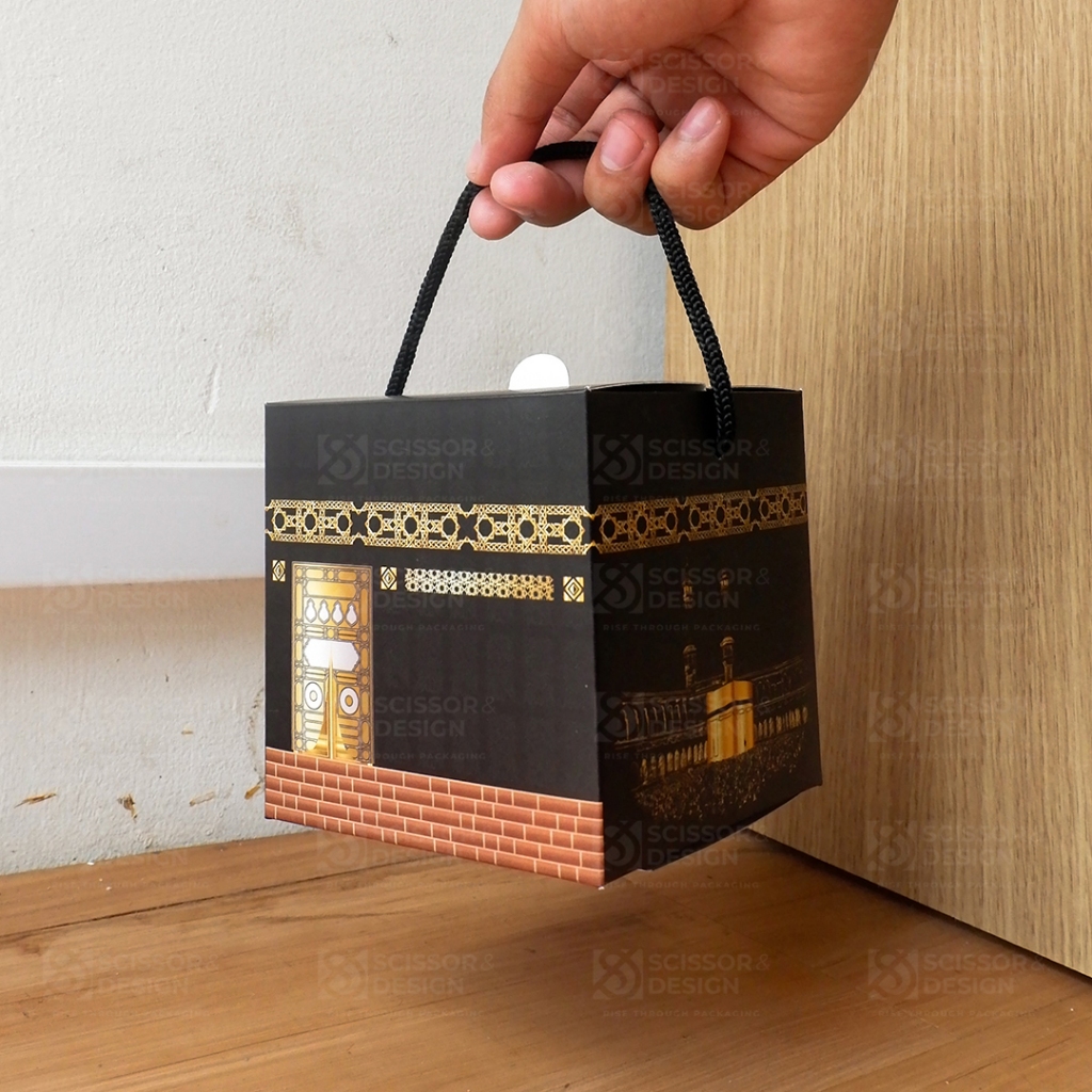 

Scissors & design Softbox Oleh-oleh haji 10 x 10 x 10 cm (READY)