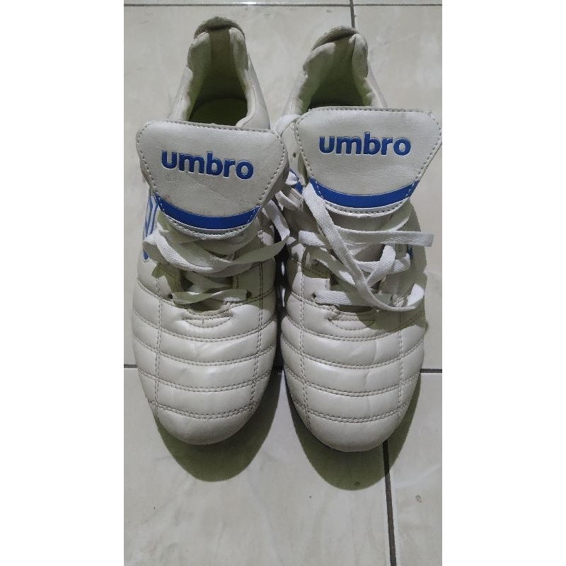 sepatu bola umbro original
