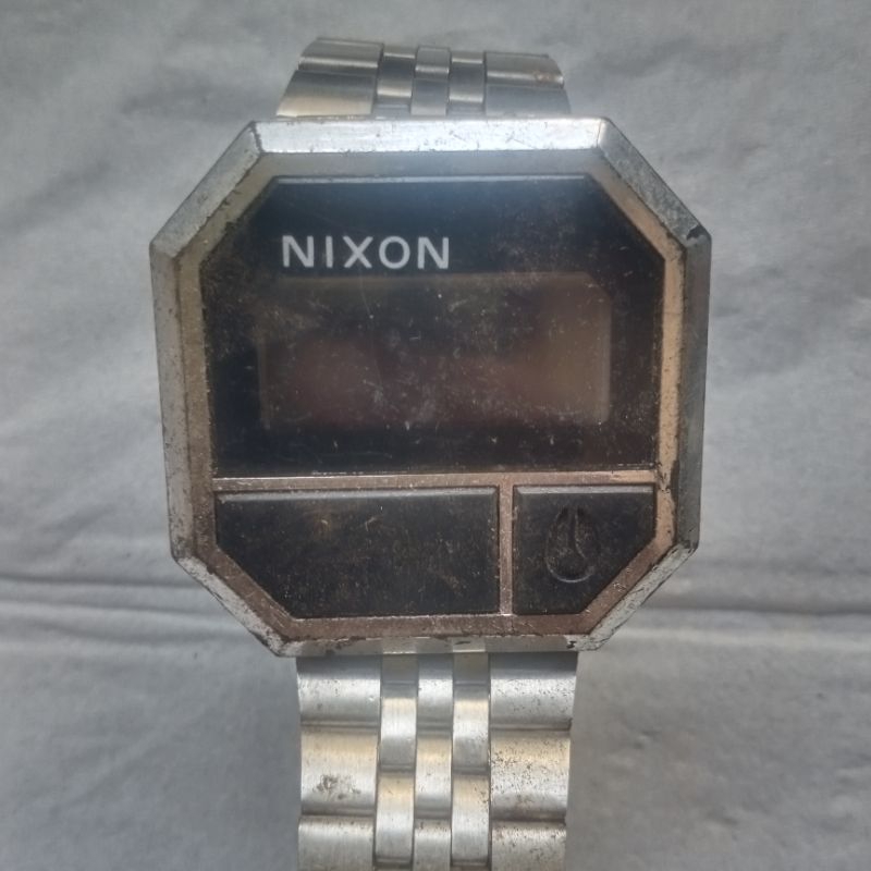 jam Nixon minus rusak bahan
