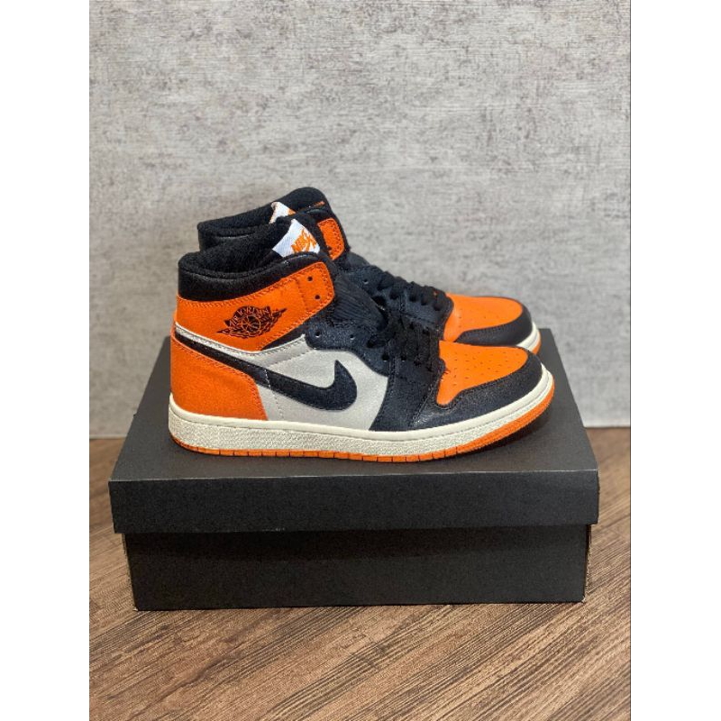 Sepatu Sneakers Nk Air Jordan 1 Retro High Og Black Orange