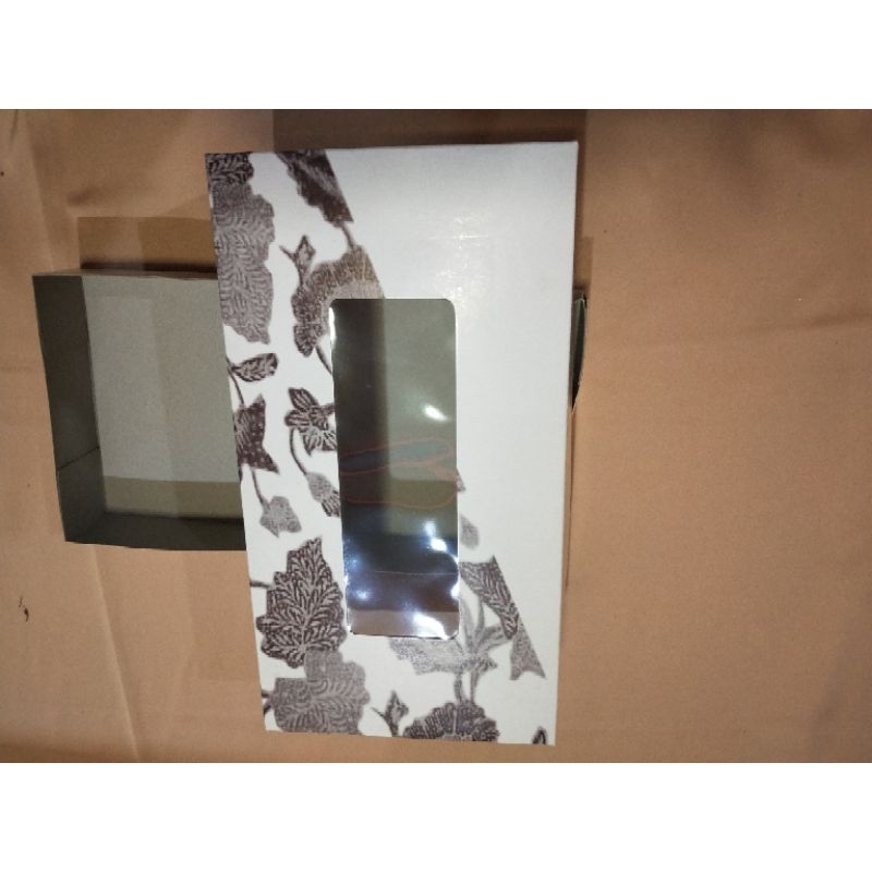 

Kotak/Box Pembungkus Kain batik Baju Batik (26cm,13.5cm,4cm)