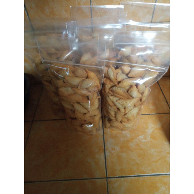 

KUE PASTEL 1KG_95K/500GRAM(45K)