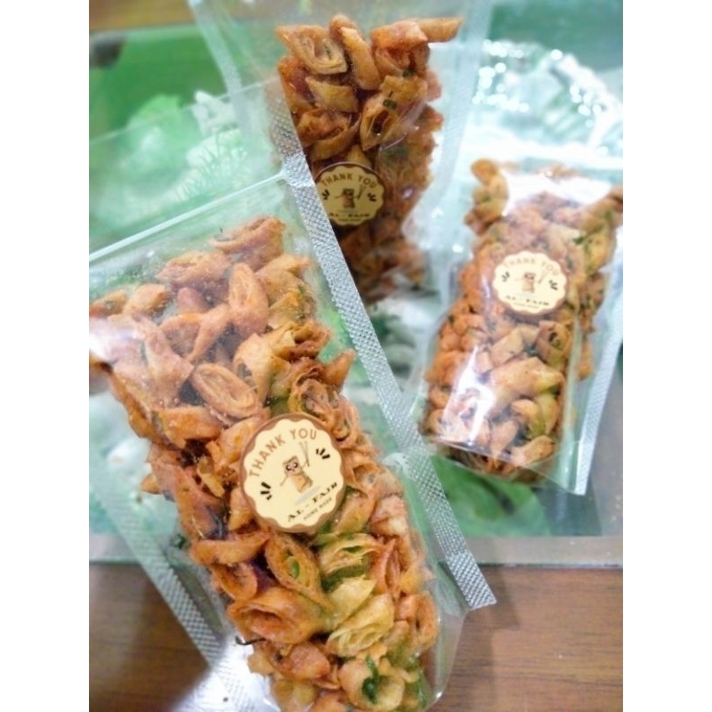 

Snack lumpia pedas daun jeruk