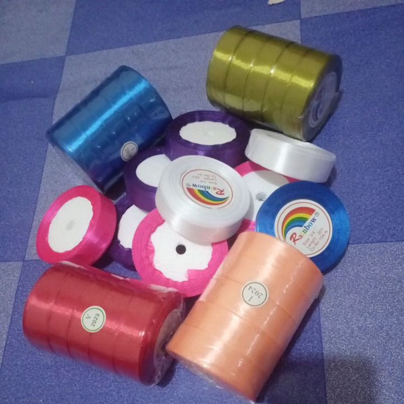 

Pita kain 2cm, pita satin lebar 2cm, pita hampers, pita kado, pita souvenir.