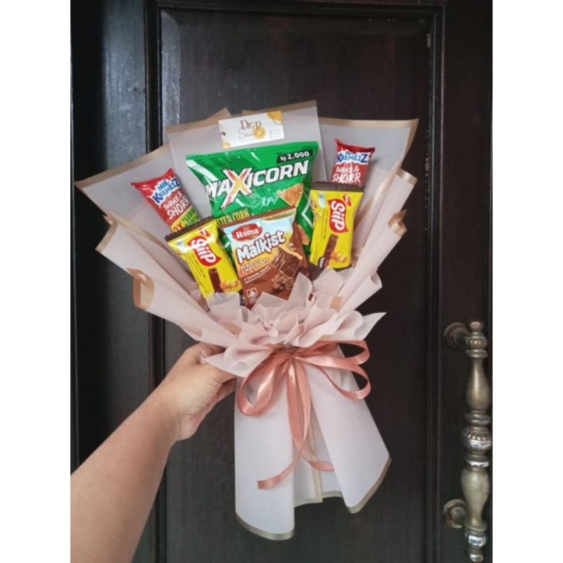 

buket snack - hadiah ulang tahun bucket isi jajan chiki - hadiah wisuda