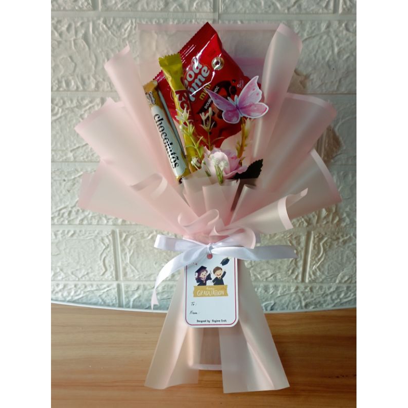 

Buket Low Budget Isi Snack & Topper Hiasan Kupu2 Sudah Termasuk Kartu Ucapan