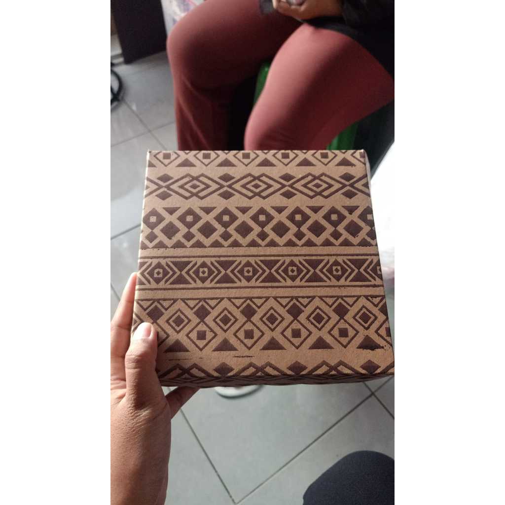 

Dus R8 Motif Batik Monokrome / Dus uk 18 x 18 Coklat Kraft PER PACK isi -+ 100 pcs