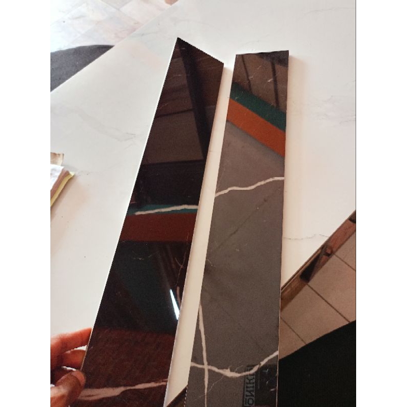 Lis plin granit 10×60 hitam motif