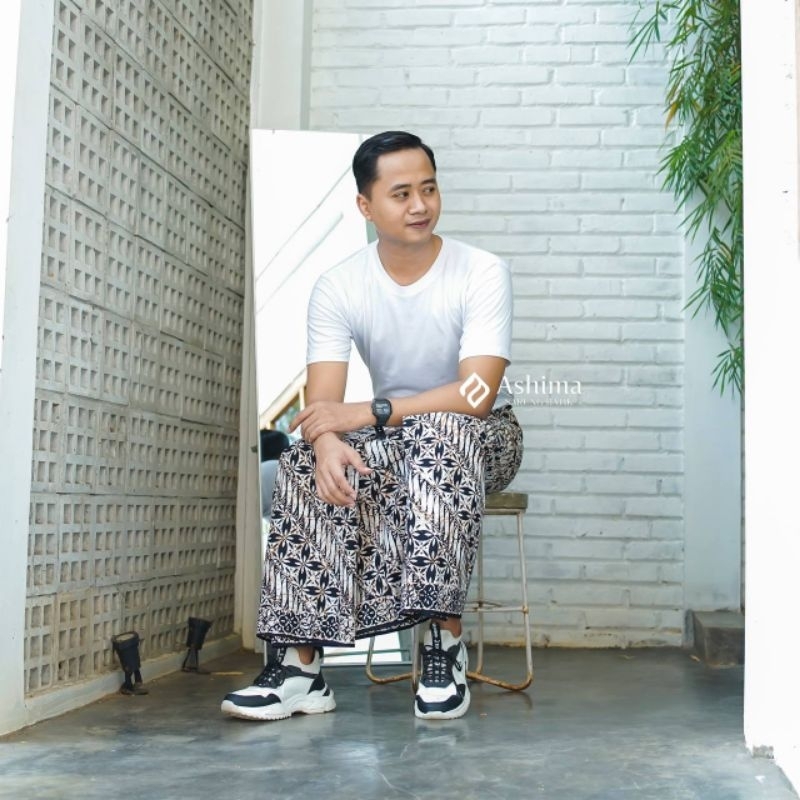 Sarongku id - Batik Ashima Motif 8 Putih Batik Hitam Bunga Kecil - Sarung Santri Putra - Sarung Hadr