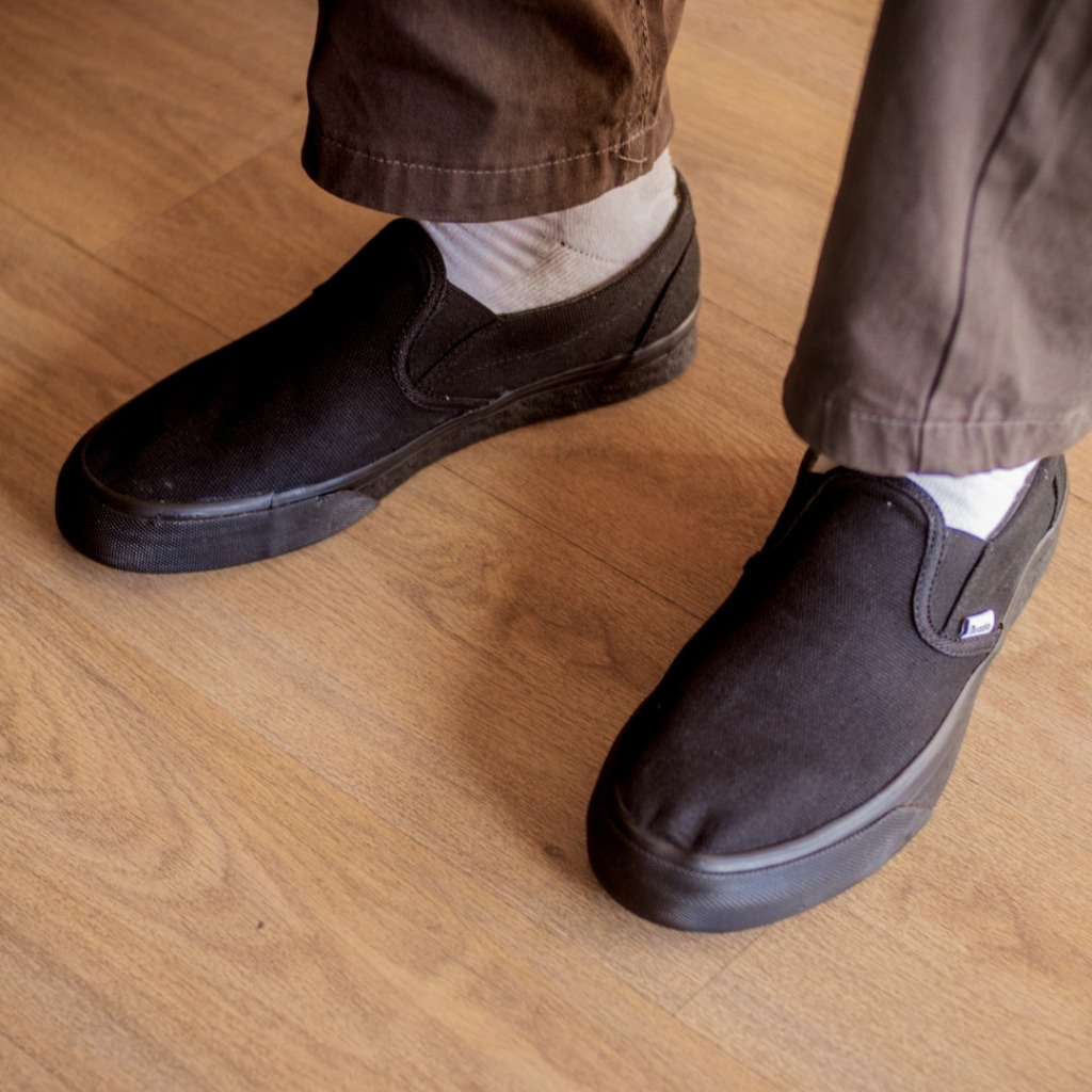 Sepatu THUNDER BEAR Slip-on Voltarie All Black