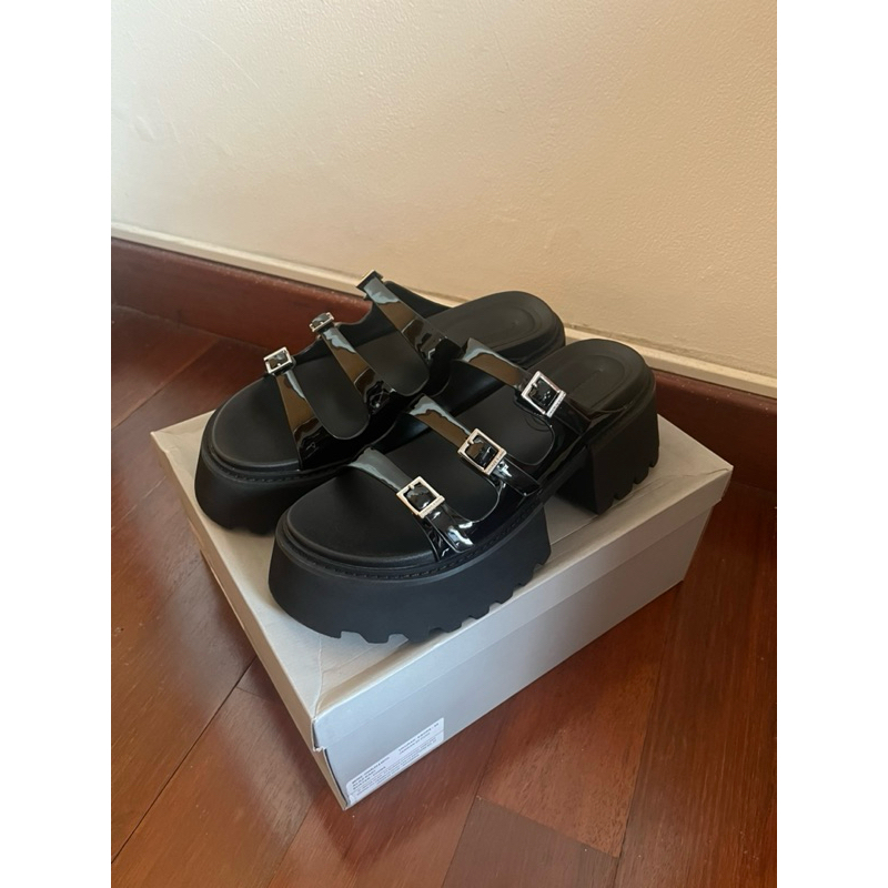 Preloved Charles & Keith Black Patent Platform Sandal
