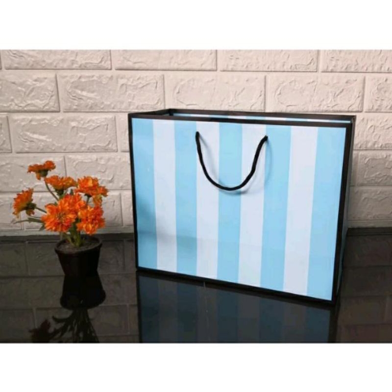 

Paperbag Rea Stripe uk 32,5 x 25, 14cm