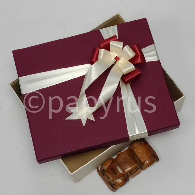 

PAPYRUS Kombinasi 25x30 Tinggi 5cm Kotak Kado Gift Box V1