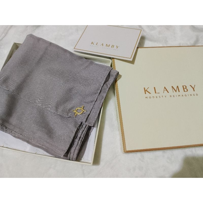 Vienna scarf wearing Klamby