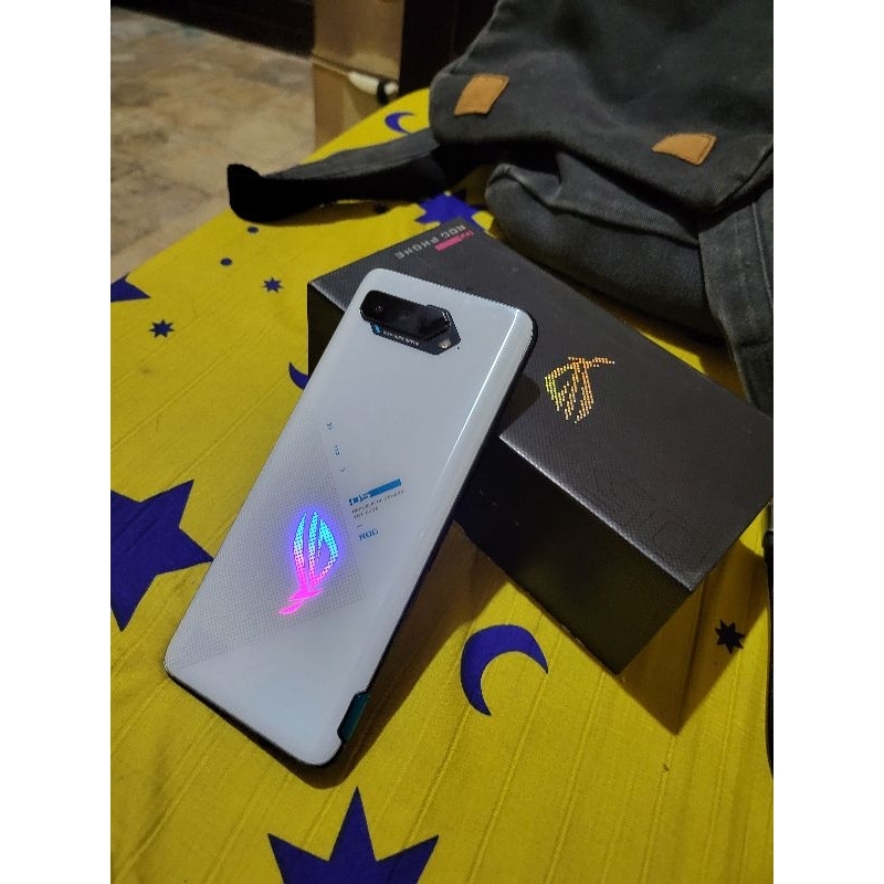 Rog 5 White 8/128 minus