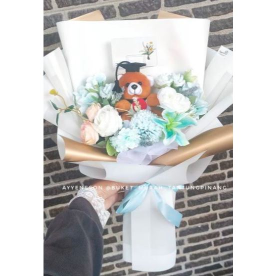 Buket Bunga Tema Biru dan Boneka Wisuda Coklat Kerta Warna Putih