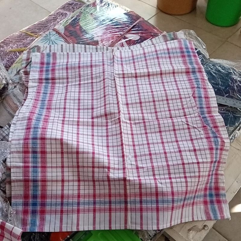 lap makan motif kotak kotak terbuat dari bahan kain katun agak.tebal