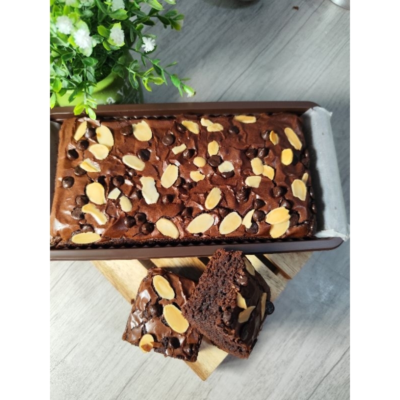 

Brownis Fudgy Coklat Almond Klasik