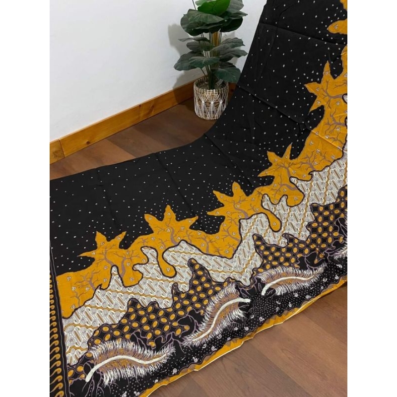 Kain Katun Batik printing daun dasar hitam