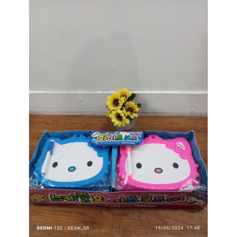 

Papan Tulis Persegi dan Bentuk Kepala Hello Kitty