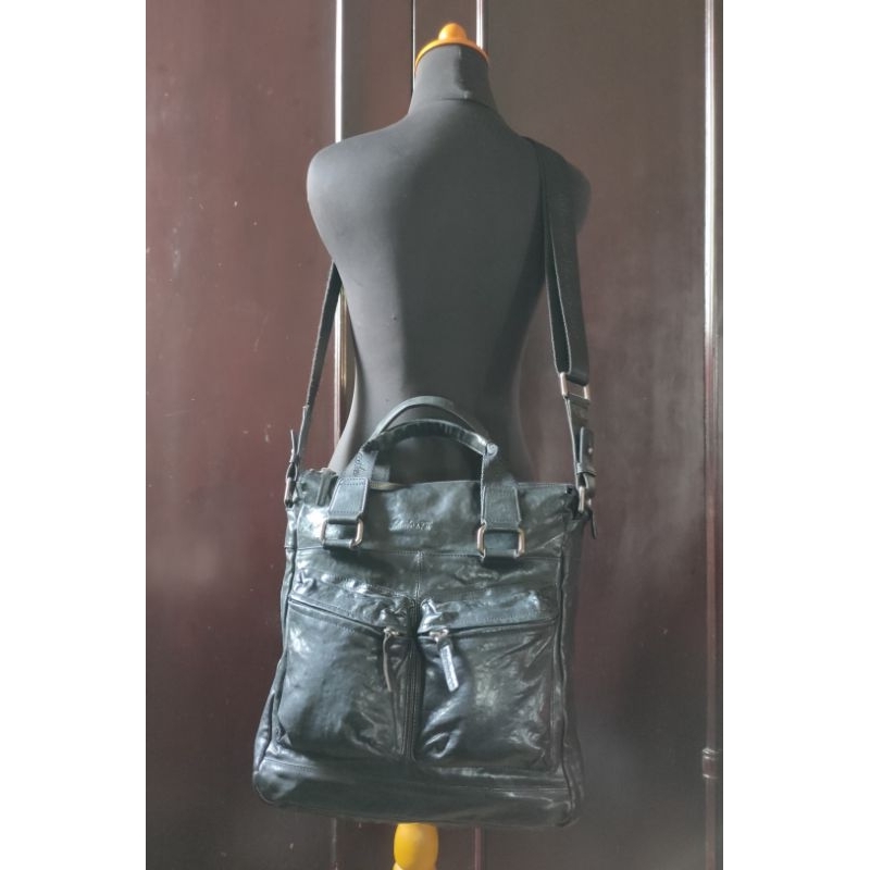 Sling Bag / Tas Selempang Pria Kulit Asli  S a l v a t o r e   F e r r a g a m o  Black Preloved/sec