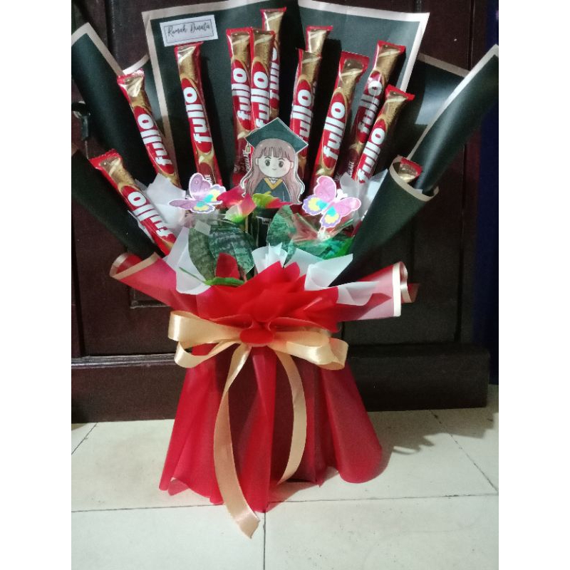 Buket snack wisuda dengan topper warna hitam merah