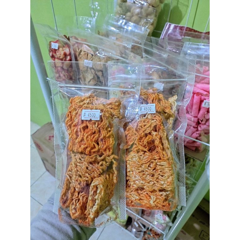 

Mie kriuk setan kemasan pouch
