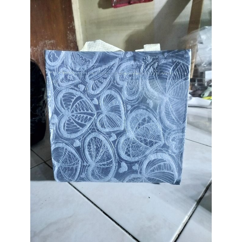 

TAS SPUNBOND EMBOS 24X24X24 TAS KOTAK NASI TAS BERKAT TAS HAJATAN