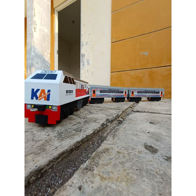 PAKET 6 LOKO CC203 + 2 GERBONG + PALANG PINTU - MINIATUR KERETA API KAYU SURABAYA