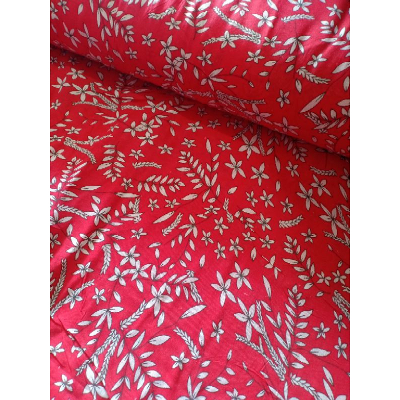 KAIN RAYON PARIS MOTIF BUNGA PUTIH DASAR MERAH (REQ PANJANG 50 CM = Rp15.000)