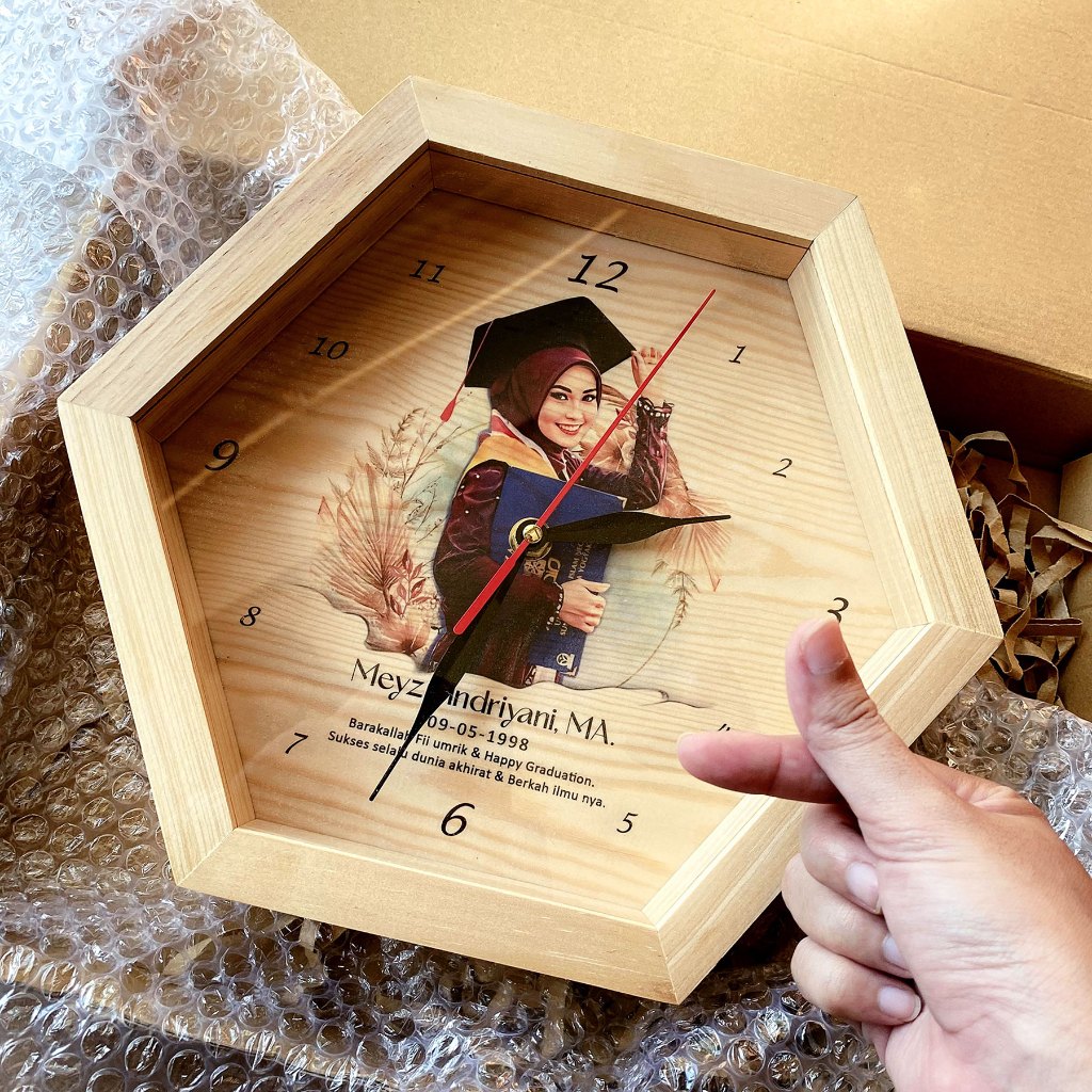 Kado Wisuda Aesthetic Bingkai Foto A4 Karikatur ilustrasi Sketsa Wajah Photowood