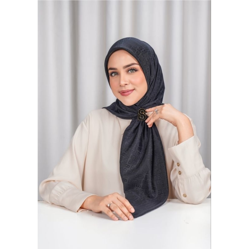 METEORIT (black) Buttonscarves Everyday Embossed scarf 2.0 new lengkap dengan kotak berwarna merah