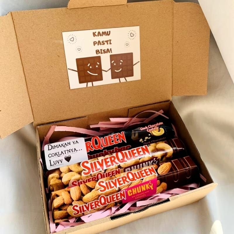 

HAMPERS COKLAT SILVERQUEEN CHUNKY BAR 95 gr UNTUK HADIAH ULTAH/ANNIV/VALENTINE 3 PCS RASA RANDOM