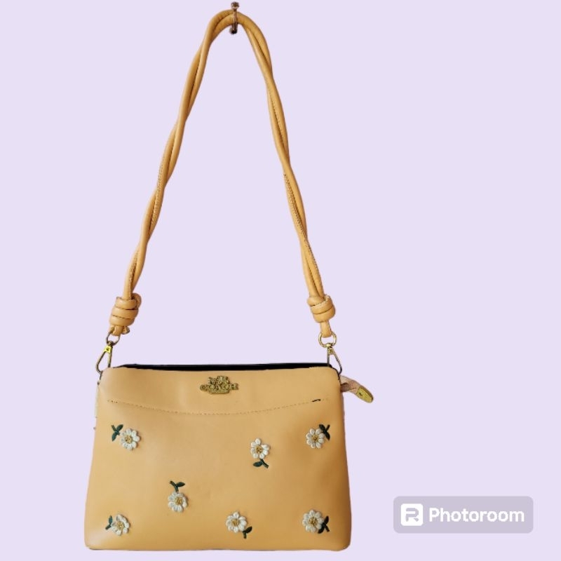 Preloved Handle Bag Coach Warna Coklat Kekuningan