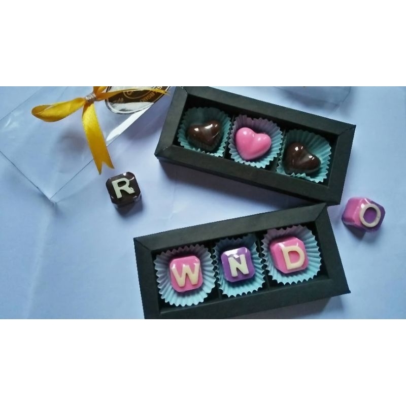 

COKLAT CUSTOM 3 SEKAT COKLAT KADO