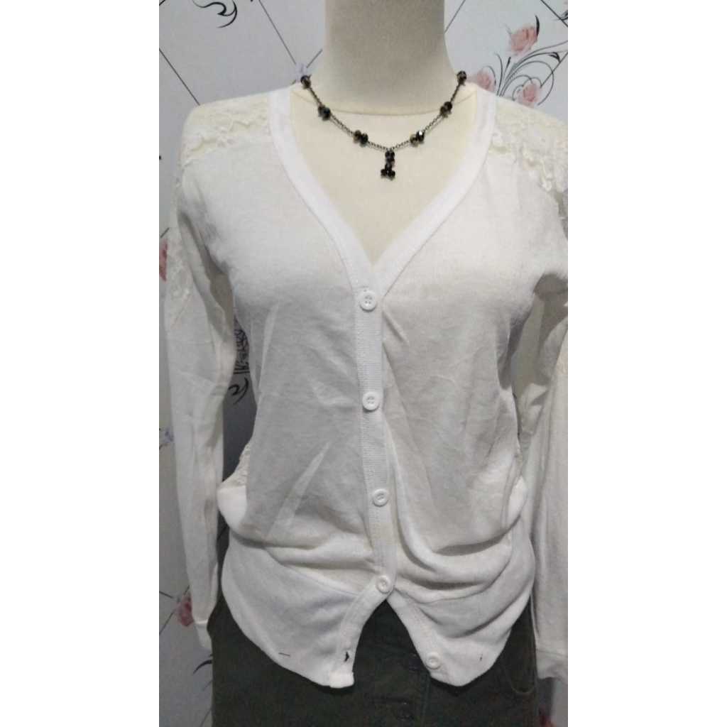 Atasan blus wanita preloved thrift Le Queen cardigan outer brokat brukat tangan panjang warna putih 